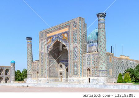 烏茲別克撒馬爾罕雷吉斯坦廣場的美景 烏茲別克撒馬爾罕雷吉斯坦廣場的美景 132182895