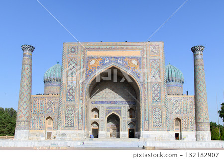 烏茲別克撒馬爾罕雷吉斯坦廣場的美景 烏茲別克撒馬爾罕雷吉斯坦廣場的美景 132182907