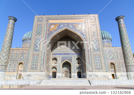 烏茲別克撒馬爾罕雷吉斯坦廣場的美景 132182908