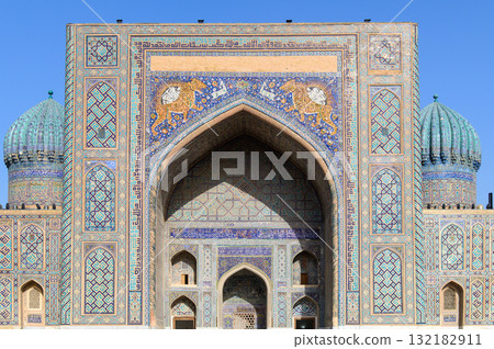 烏茲別克撒馬爾罕雷吉斯坦廣場的美景 烏茲別克撒馬爾罕雷吉斯坦廣場的美景 132182911