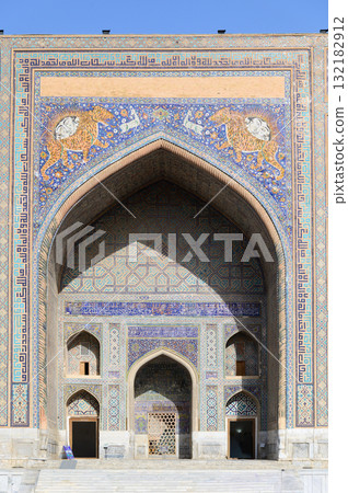 烏茲別克撒馬爾罕雷吉斯坦廣場的美景 烏茲別克撒馬爾罕雷吉斯坦廣場的美景 132182912