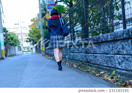寒冷的一天,高中女生走在黑暗的路上,到學校參加社團活動。穿著冬裝的高中生。背影。 寒冷的一天,高中女生走在黑暗的路上,到學校參加社團活動。穿著冬裝的高中生。背影。 132183195
