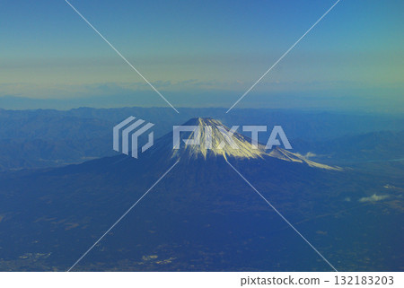 從飛機上看到的白雪皚皚的富士山 132183203
