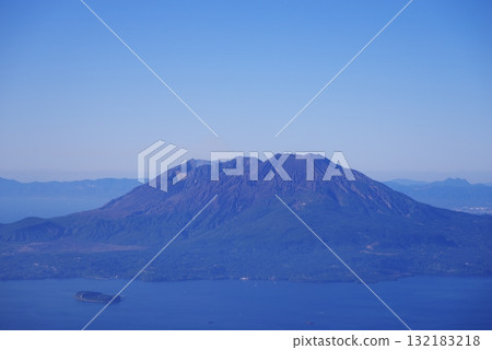 從飛機內部看到的櫻島 132183218