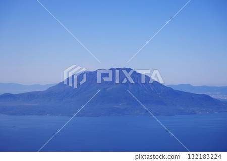 從飛機內部看到的櫻島 從飛機內部看到的櫻島 132183224