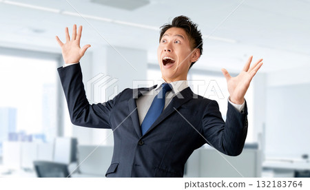 驚訝的男商人張開雙臂 驚訝的男商人張開雙臂 132183764