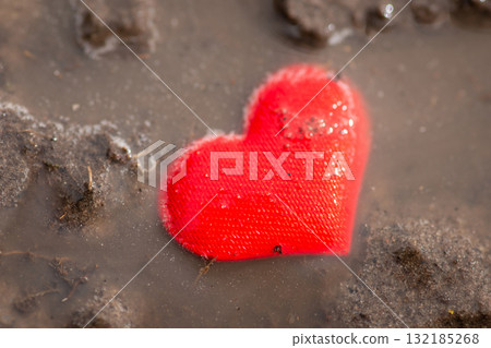 Read heart in mud. Broken heart, parting concept Read heart in mud. Broken heart, parting concept 132185268