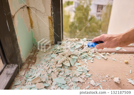 Scraping off old paint layers from wall surfaces during the renovation process is essential Scraping off old paint layers from wall surfaces during the renovation process is essential 132187509