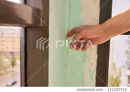 Removing Peeling Paint from a Wall A Complete Guide for Homeowners and DIY Enthusiasts 132187510