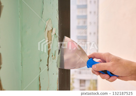 Removing Peeling Paint from a Wall A Complete Guide for Homeowners and DIY Enthusiasts 132187525