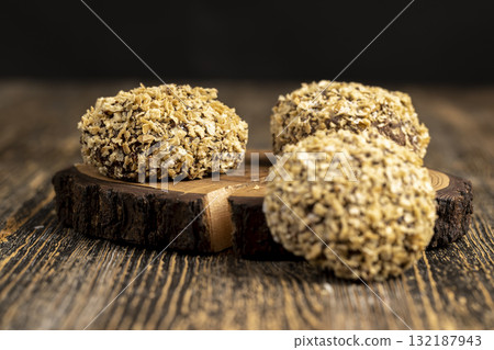 whole marshmallows in chocolate sprinkled with crumbs from waffle , sweet dessert marshmallows in milk chocolate with crumbs 132187943