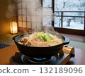 冬天在日式房間內，在雪景下享用美味的火鍋，暖暖身子 132189096
