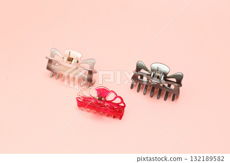 粉紅色背景上的髮夾 132189582
