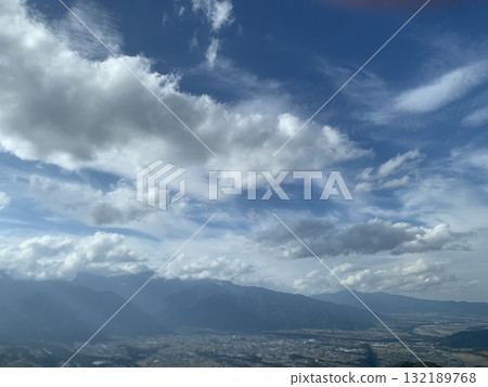 秋高氣爽的日子,從山頂可以欣賞到蔚藍的天空和雲海的壯麗景色 秋高氣爽的日子,從山頂可以欣賞到蔚藍的天空和雲海的壯麗景色 132189768