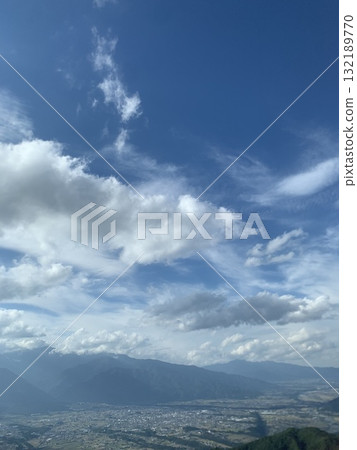 秋高氣爽的日子，從山頂可以欣賞到蔚藍的天空和雲海的壯麗景色 132189770