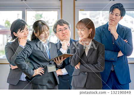 Thinking business team 132190849