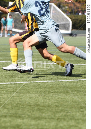 運球的足球運動員 132191192