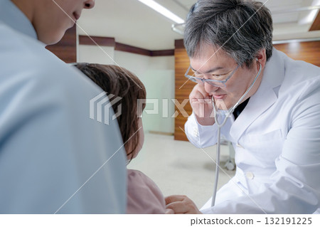 Man listening to heartbeat 132191225
