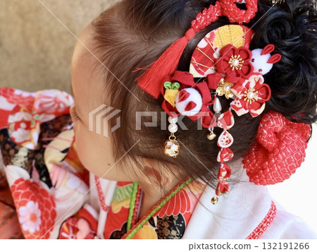 日本美女、傳統七五三髮飾、身著和服的女孩斜背影、收藏品、室內裝飾和畫廊展覽 132191266