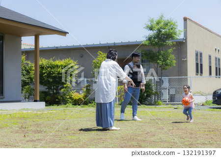 Family playing in the garden 132191397