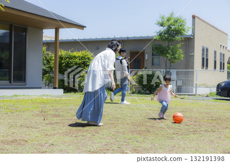 一家人在花園裡玩耍 一家人在花園裡玩耍 132191398