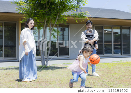 Family playing in the garden 132191402