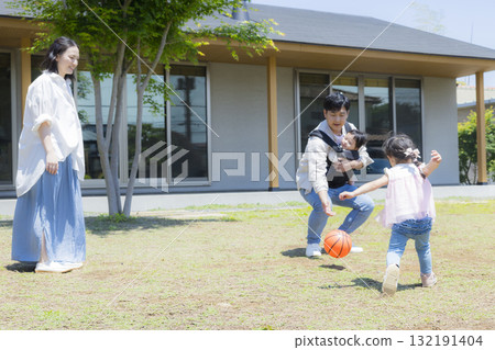 Family playing in the garden 132191404