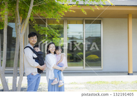 一家人在花園裡玩耍 132191405