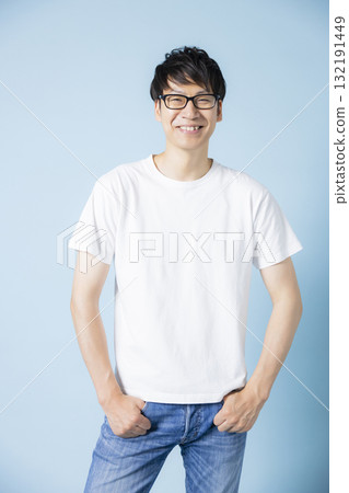 穿著T恤的男人 132191449