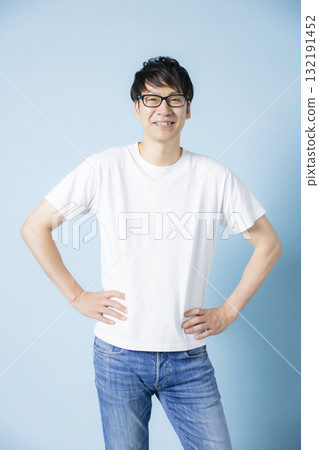 穿著T恤的男人 132191452