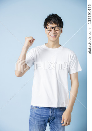 穿著T恤的男人 132191456