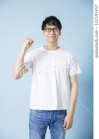 穿著T恤的男人 132191457