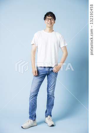 穿著T恤的男人 132191458