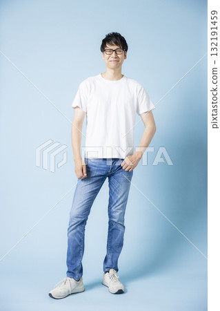 穿著T恤的男人 132191459