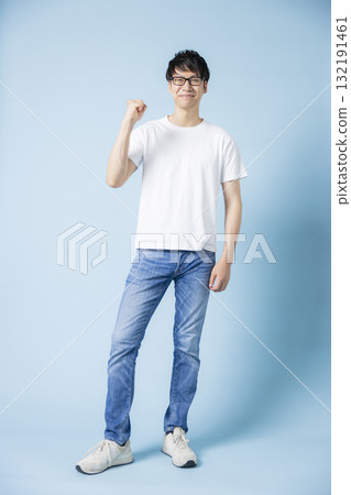 穿著T恤的男人 穿著T恤的男人 132191461