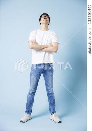 A man wearing a T-shirt 132191462
