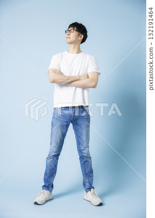 穿著T恤的男人 132191464