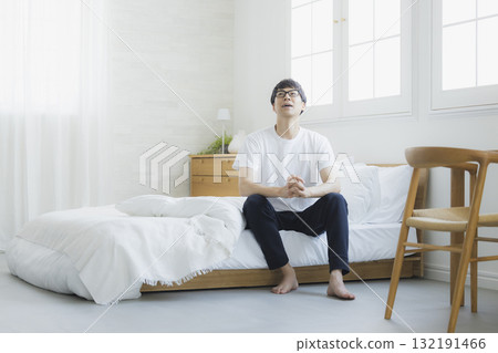 男人在臥室伸展身體 132191466