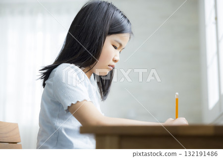 正在學習的小學生 132191486