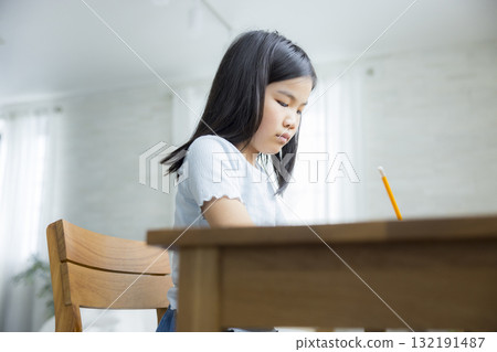 正在學習的小學生 132191487