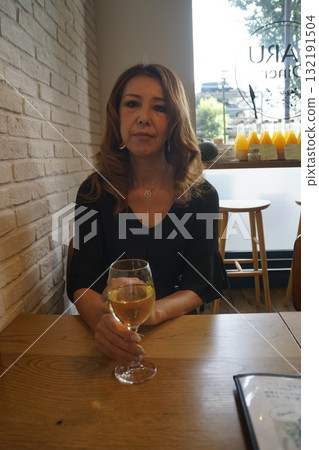 在餐廳用餐的女人 132191504