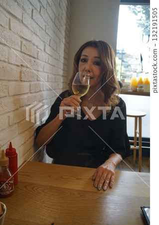 在餐廳用餐的女人 在餐廳用餐的女人 132191505