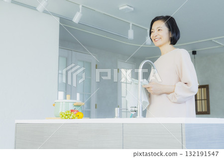Middle woman in the kitchen Middle woman in the kitchen 132191547