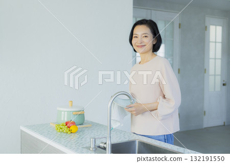 Middle woman in the kitchen Middle woman in the kitchen 132191550