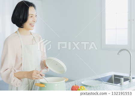 Middle woman in the kitchen Middle woman in the kitchen 132191553