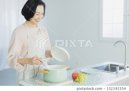 Middle woman in the kitchen Middle woman in the kitchen 132191554