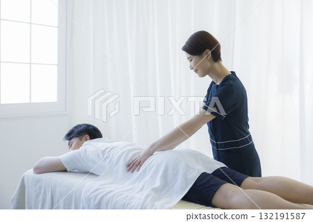接受脊椎矯正治療的男子 接受脊椎矯正治療的男子 132191587