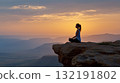 一名女子在懸崖上冥想，欣賞日出風景 132191802