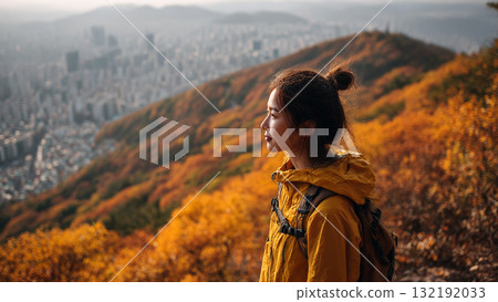 Breathtaking Autumn View of Seoul Cityscape from Namsan Mountain with Vibrant Fall Foliage 132192033