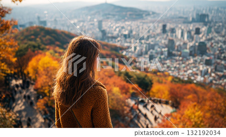 Breathtaking Autumn View of Seoul Cityscape from Namsan Mountain with Vibrant Fall Foliage 132192034